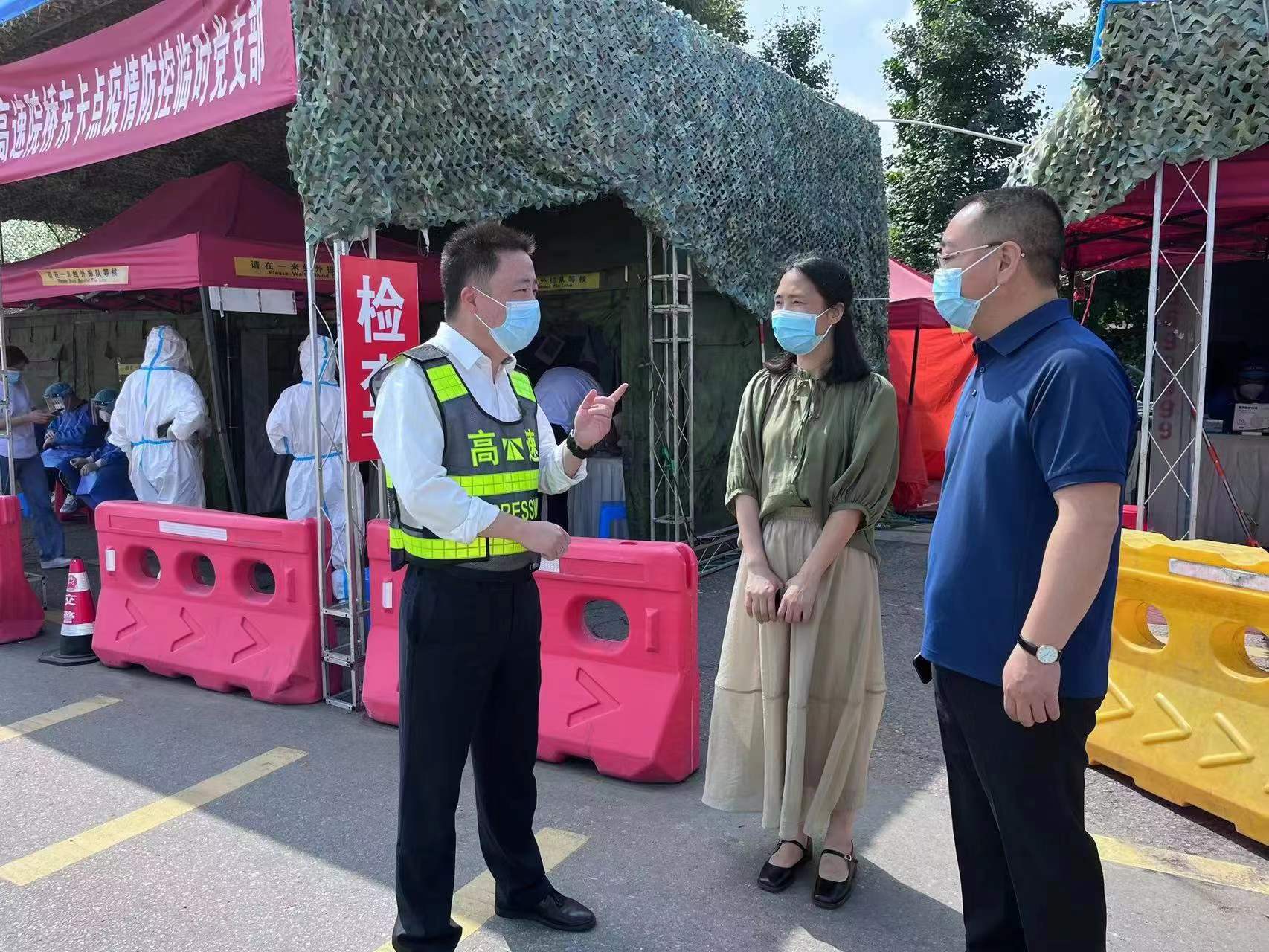 1653957776307966.jpg 照片1陳華拍攝 與防疫人員交流探討.jpg