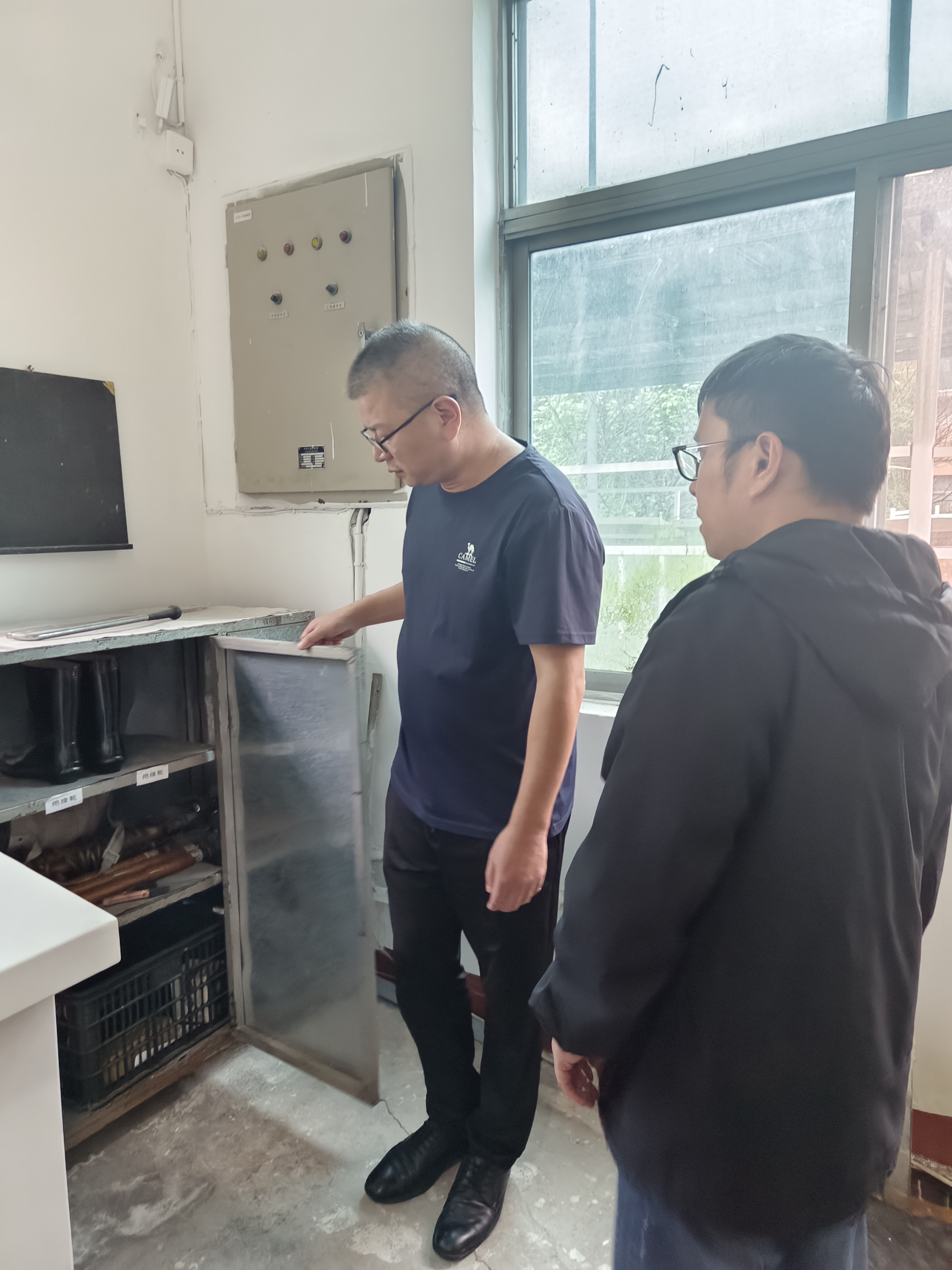 1730448529144518.jpeg 2024.10.31審核人員在配電房現(xiàn)場(chǎng)查看工具箱 陳智慧攝.jpeg